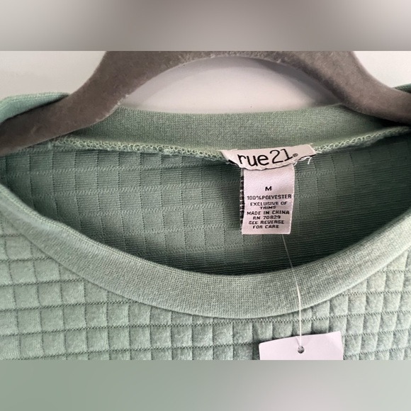 Cropped Long Sleeve Pullover - Picture 4 of 5